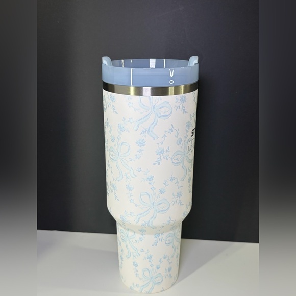 Stanley x LoveShackFancy Coquette Bow Winter Ice 40oz Quencher BNIB - Picture 5 of 9